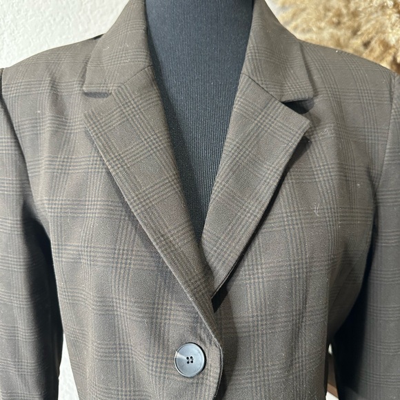 Brown Cropped Blazer with Notched Lapels and Tailored Fit - Picture 2 of 4